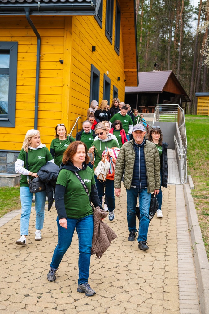 Pracownicy banku idący w grupie