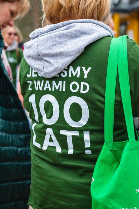 Zielona bluzka z napisem 100 lat