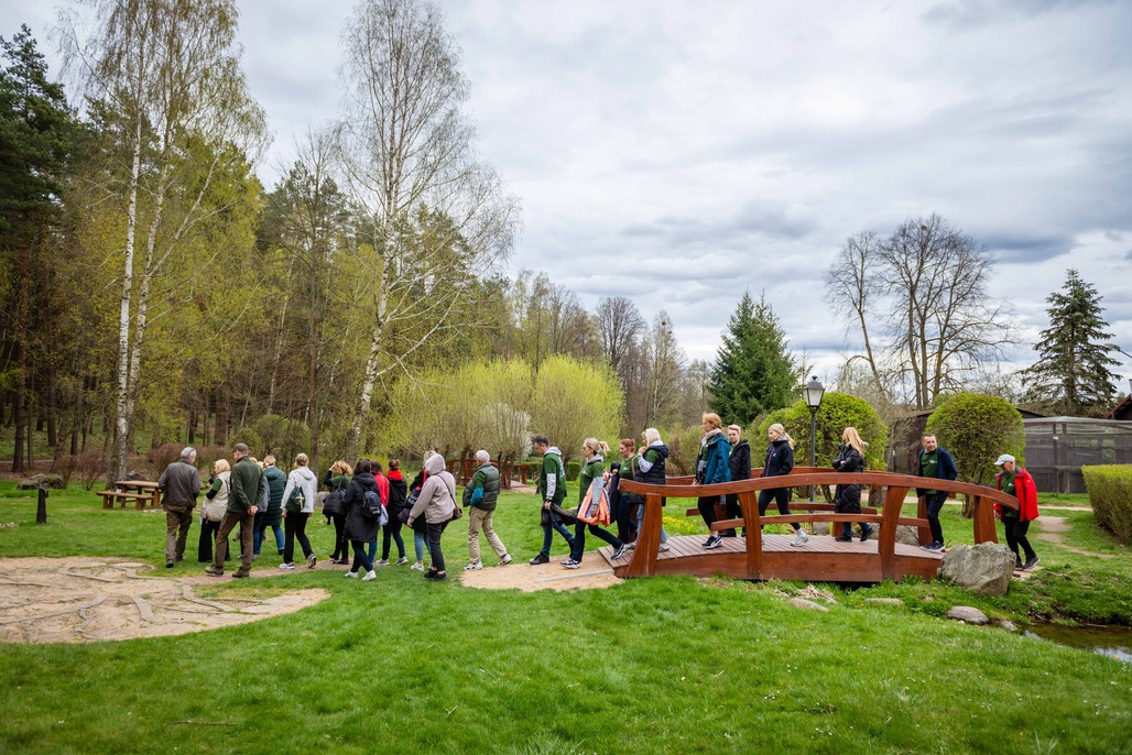 grupa pracowników banku przechodzących przez mostek