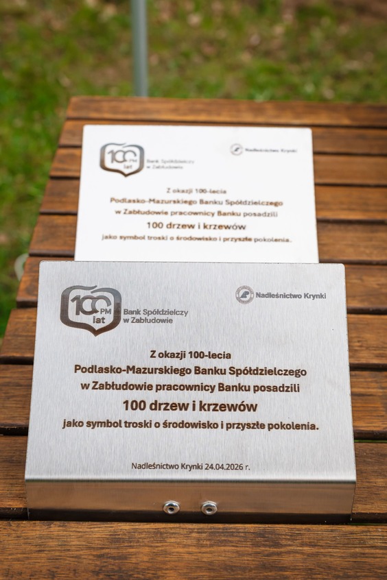 Dwie srebrne tabliczki z informacją o posadzeniu lasu przez pracowników Banku z okazji stulecia 