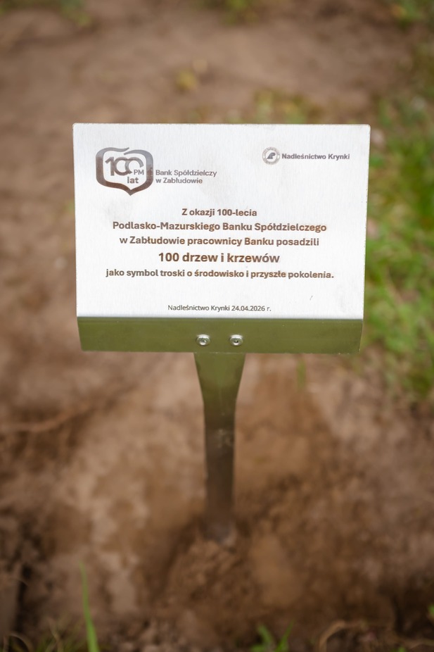 Tabliczka upamiętniająca sadzenie drzew przez pracowników banku